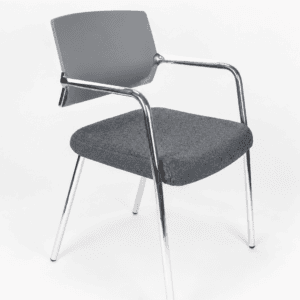 Silla de oficina moderna con respaldo gris y estructura metálica, ideal para espacios de trabajo y r.