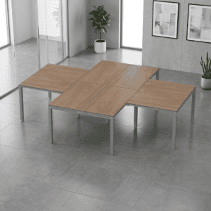 Mesa de oficina modular con superficie de madera y estructura metálica para espacios de trabajo.