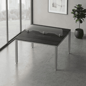 Mesa de oficina moderna con protección de vidrio en espacio de trabajo minimalista.
