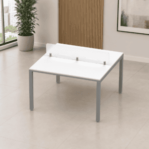 Mesa de oficina moderna con barrera de acrílico para protección y colaboración.