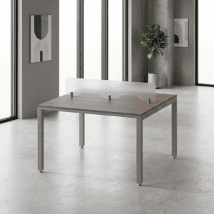 Mesa de oficina moderna con separador de protección en espacio abierto.