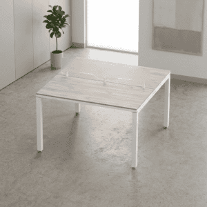 Mesa de oficina moderna con protección de acrílico para trabajo seguro.