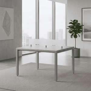 Mesa de oficina moderna en espacio luminoso con vista a la ciudad.