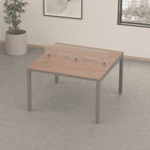 Protección de acrílico en mesa de oficina para prevenir contagios y mantener distancia social. Ideal.