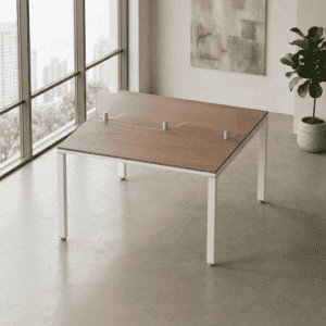 Mesa de oficina moderna con protección de acrílico en espacio luminoso.
