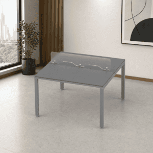 Mesa de oficina moderna con protección de acrílico en espacio de trabajo.
