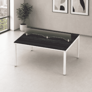 Mesa de oficina moderna con separador de vidrio para escritorio.