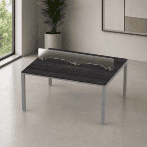 Mesa de oficina moderna con protector de pantalla y espacio para trabajo.