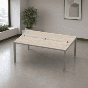 Mesa de oficina moderna con barrera de acrílico para seguridad y salud laboral.