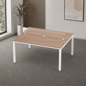 Mesa de oficina con barrera de acrílico para protección y seguridad en espacios laborales.