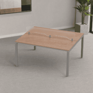 Mesa de oficina con barrera de acrílico para protección y seguridad.