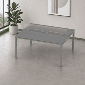 Mesa de oficina moderna con división de privacidad en un espacio minimalista.