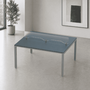 Mesa de oficina moderna con barrera de acrílico para seguridad y salud laboral.