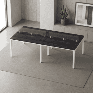 Mesa de oficina moderna con protección de vidrio y espacio para trabajo en un entorno minimalista.
