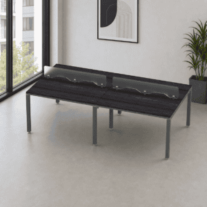 Mesa de oficina con divisores de protección de vidrio para espacios laborales seguros.