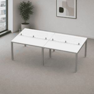 Mesa de oficina moderna con divisores de acrílico para trabajo en equipo.