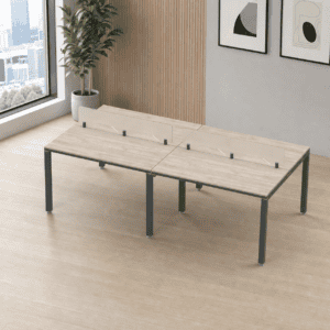 Mesa de oficina moderna con separadores de acrílico para trabajo en equipo.