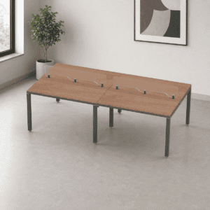 Mesa de oficina moderna con cableado para dispositivos electrónicos.