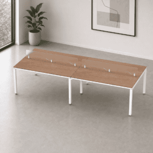 Mesa de oficina con barrera de acrílico para protección y colaboración.