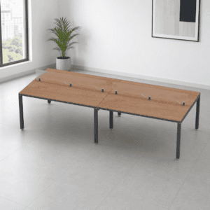 Mesa de oficina moderna con división de vidrio y estructura metálica para espacios de trabajo.