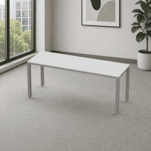 Mesa de oficina blanca en espacio de trabajo con vista a la ciudad.