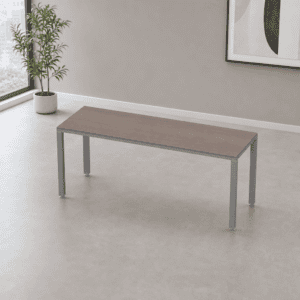 Mesa de oficina moderna y minimalista en espacio de trabajo elegante.