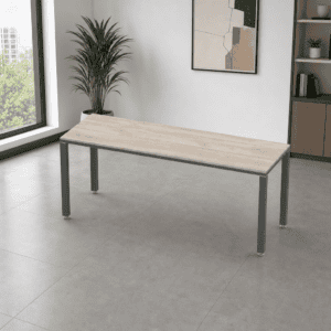 Mesa de oficina moderna con diseño minimalista y estructura metálica para espacios de trabajo.