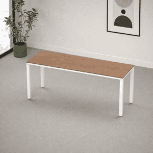 Mesa de oficina moderna con superficie de madera y estructura blanca para espacios de trabajo.