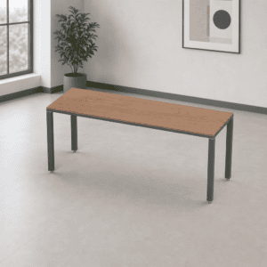 Mesa de oficina moderna con patas metálicas y superficie de madera para espacios de trabajo.