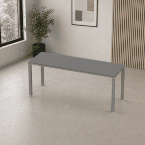 Mesa de oficina moderna y minimalista en espacio de trabajo elegante.