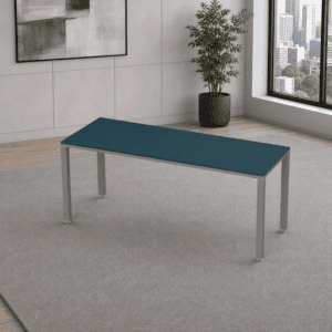 Mesa de oficina moderna en espacio de trabajo con vista a la ciudad.