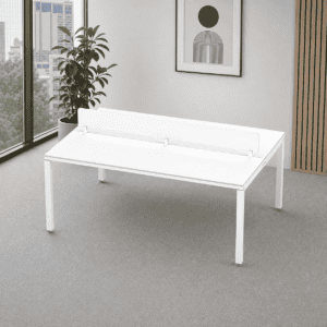 Mesa de oficina blanca con protección y espacio para tareas.