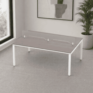 Mesa de oficina moderna con protección de vidrio y estructura blanca para espacios de trabajo.