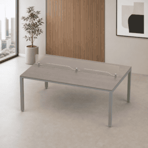Mesa de oficina con barrera de acrílico para protección en espacios laborales.