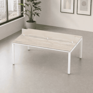 Mesa de oficina moderna con división de privacidad y vista a la ventana. Ideal para espacios de trab.