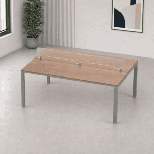 Mesa de oficina con barrera de acrílico para protección y seguridad.
