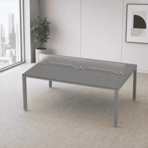 Mesa de oficina con barrera de acrílico para protección y seguridad en espacios laborales.