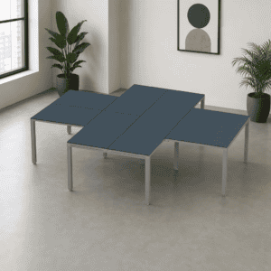 Mesas de oficina modulares y modernas en espacio minimalista.