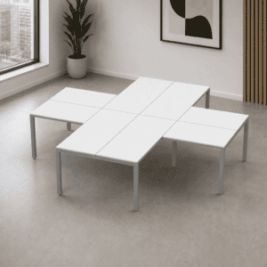 Mesas de oficina modulares blancas en espacio de trabajo moderno y minimalista.