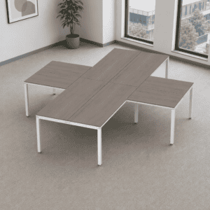 Mesas de oficina modulares en espacio de trabajo moderno.