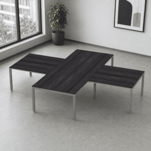 Mesa de oficina en forma de cruz con superficie de madera oscura y estructura metálica.