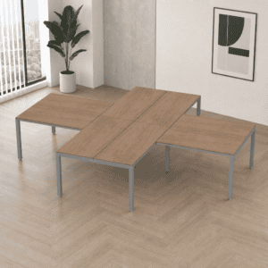 Mesa de oficina modular de madera con estructura metálica para espacios de trabajo modernos.