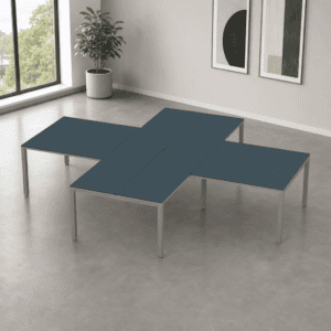 Mesa de oficina moderna con superficie azul y estructura metálica en espacio minimalista.