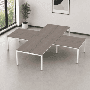Mesa de oficina moderna y funcional en espacio minimalista.