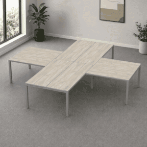 Mesa de oficina modular de madera clara para espacios de trabajo.