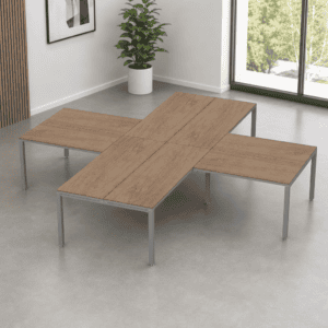 Mesa de oficina moderna con diseño en cruz y estructura metálica para espacios de trabajo.