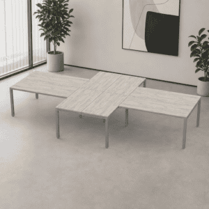 Mesas de oficina modernas y minimalistas en espacio de trabajo elegante.