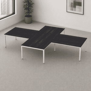 Mesa de oficina moderna y funcional en espacio minimalista.