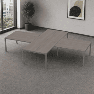 Mesa de oficina moderna en forma de cruz para espacios de trabajo colaborativos y reuniones.