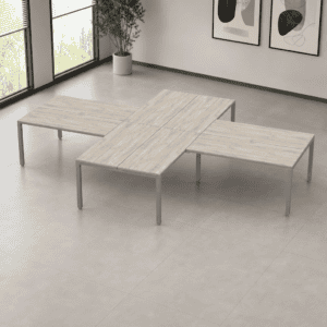 Mesas de oficina modulares en diseño minimalista y acabado en madera clara, ideales para espacios de.